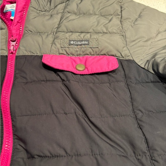 Columbia Women’s Lightweight Puffer Jacket in Gray and Pink - Picture 9 of 12